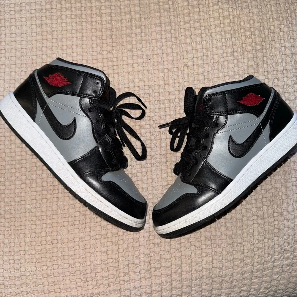 Air Jordan 1 Mid (GS) Size 5Y Nike Athletic Shoes‎ Black Grey Shadow